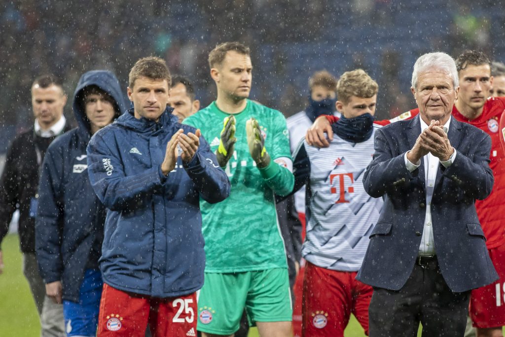 Dietmar Hoppot tapsolják a Bayern játékosai, élükön Thomas Müllerrel